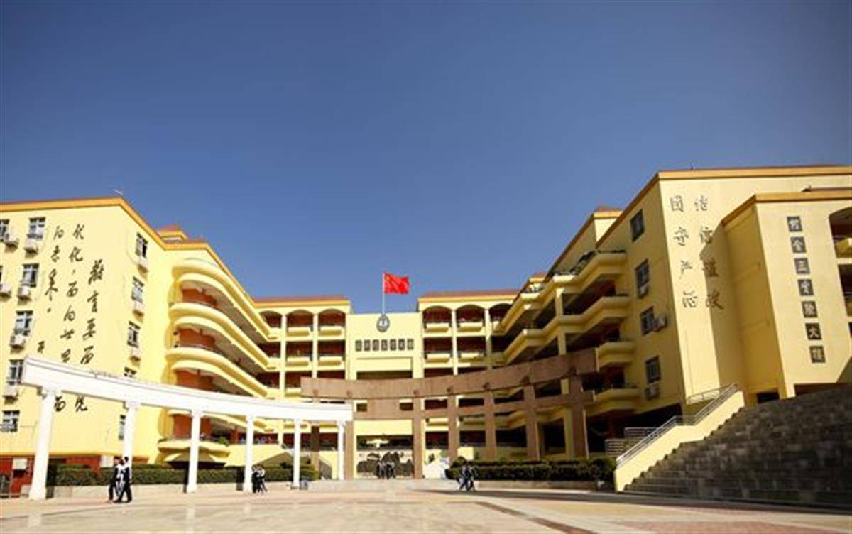 赵心童曾就读于深圳松岗中学<strong></p>
<p>原油山</strong>，老师：今天群里都在热烈讨论他