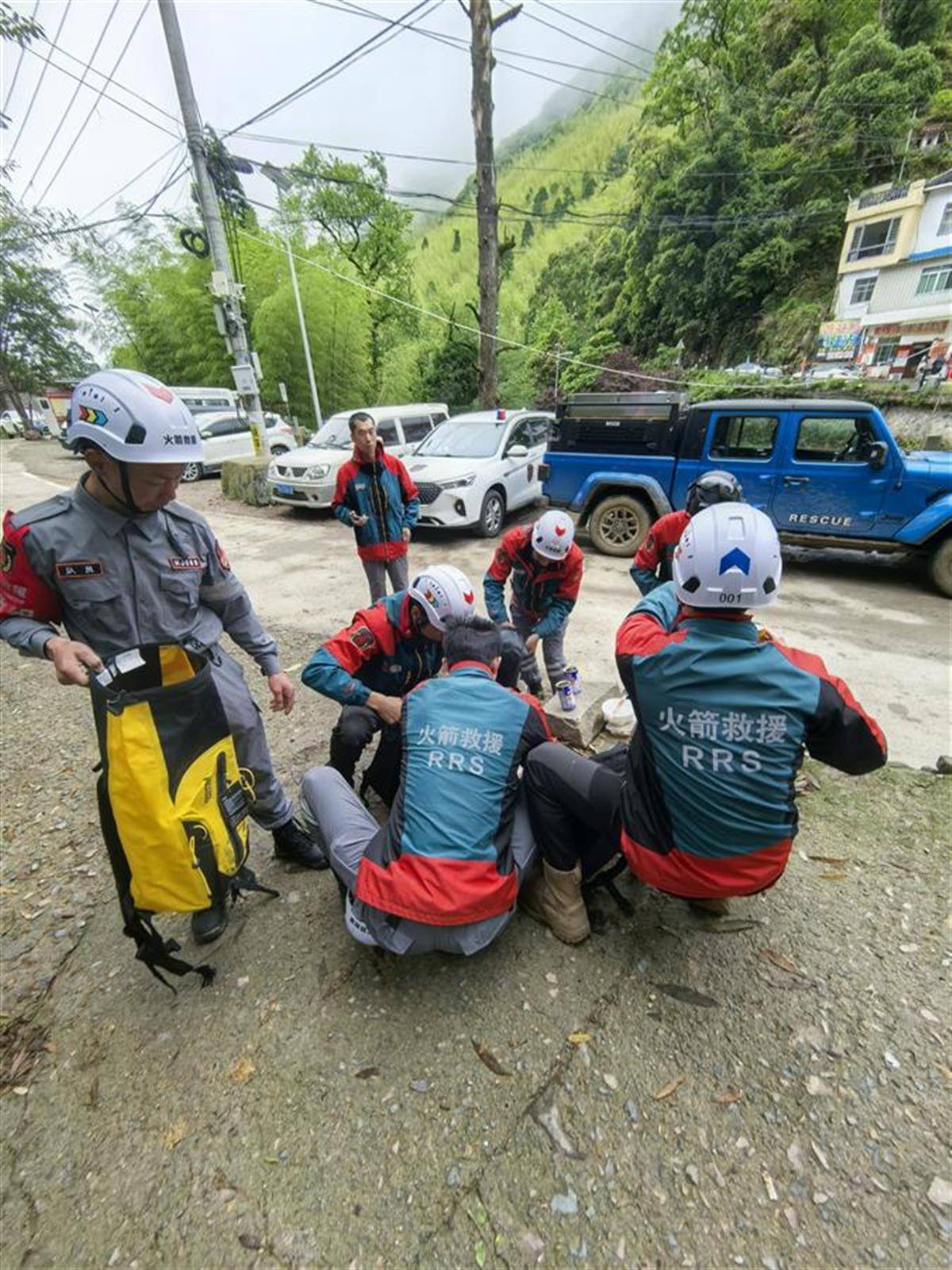 不到7点<strong></p>
<p>期货原油实时行情</strong>，搜寻福建8岁失踪男童的救援队伍已经出发