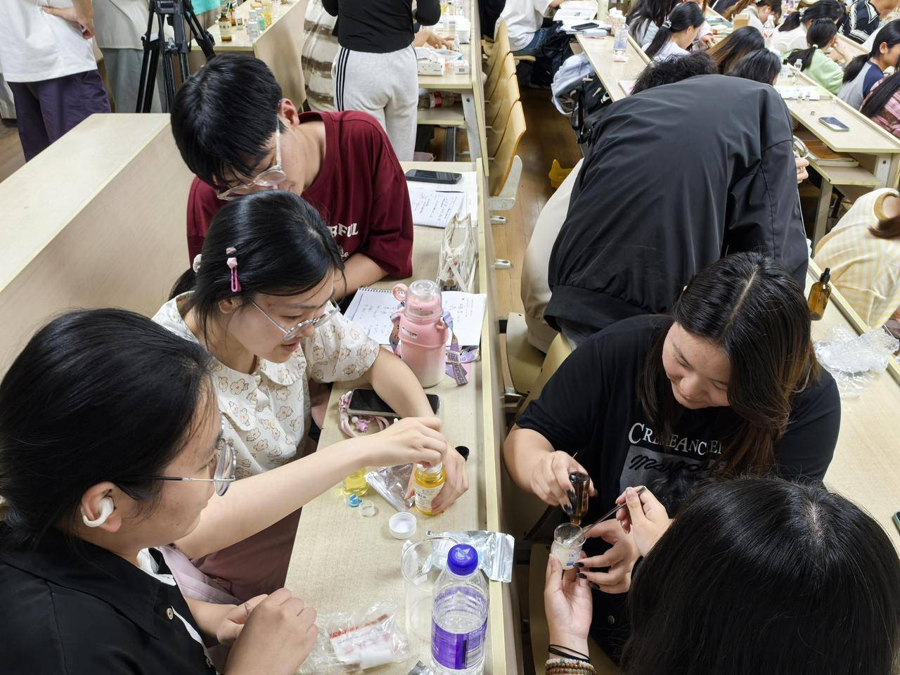 口红、面霜、爽肤水……浙江高校学生DIY纯天然化妆品<strong></p>
<p>期货原油实时行情</strong>，这门课一开就是十年