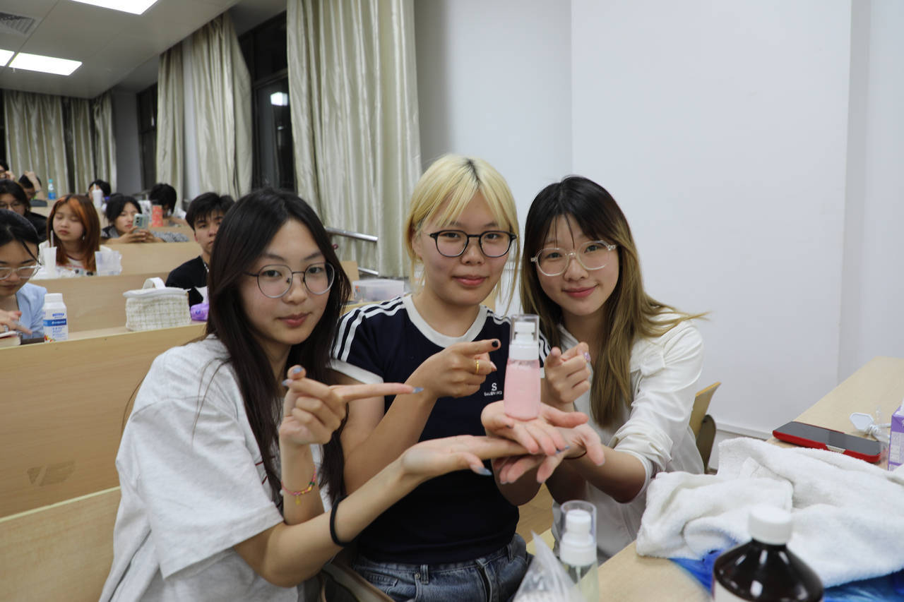 口红、面霜、爽肤水……浙江高校学生DIY纯天然化妆品<strong></p>
<p>期货原油实时行情</strong>，这门课一开就是十年