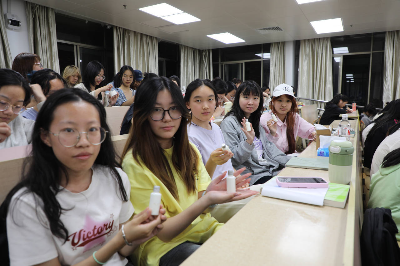 口红、面霜、爽肤水……浙江高校学生DIY纯天然化妆品<strong></p>
<p>期货原油实时行情</strong>，这门课一开就是十年