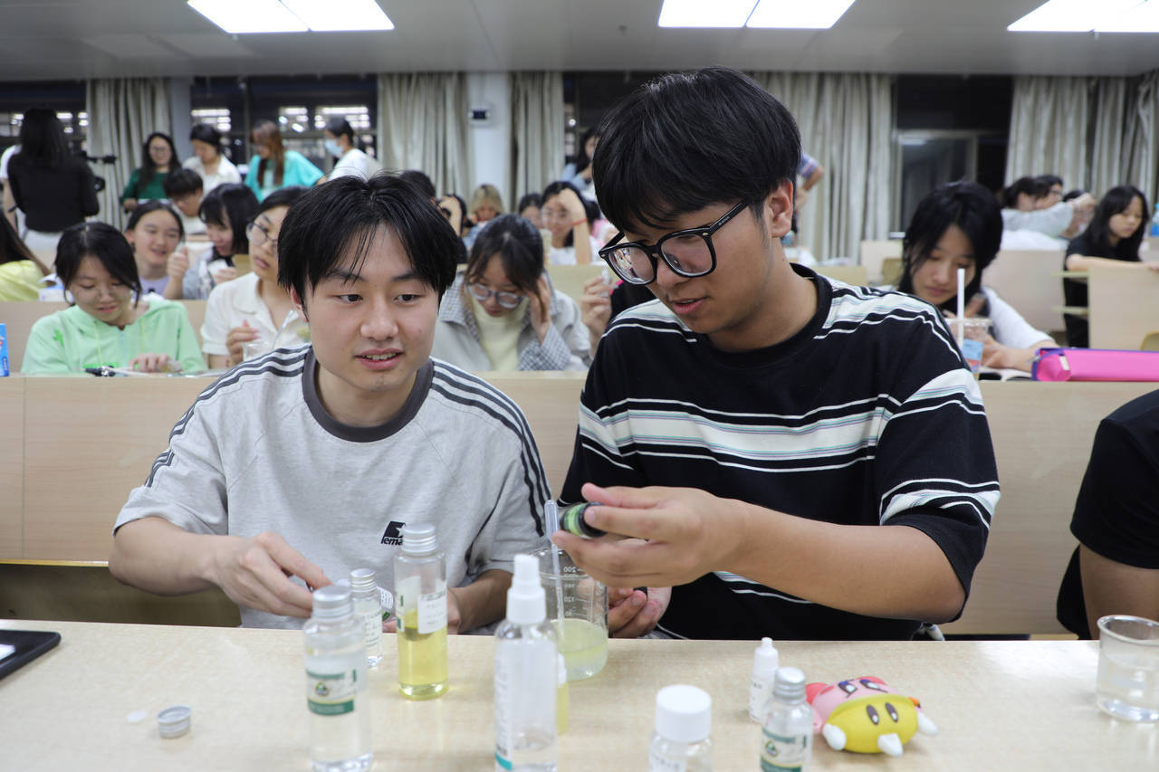 口红、面霜、爽肤水……浙江高校学生DIY纯天然化妆品<strong></p>
<p>期货原油实时行情</strong>，这门课一开就是十年