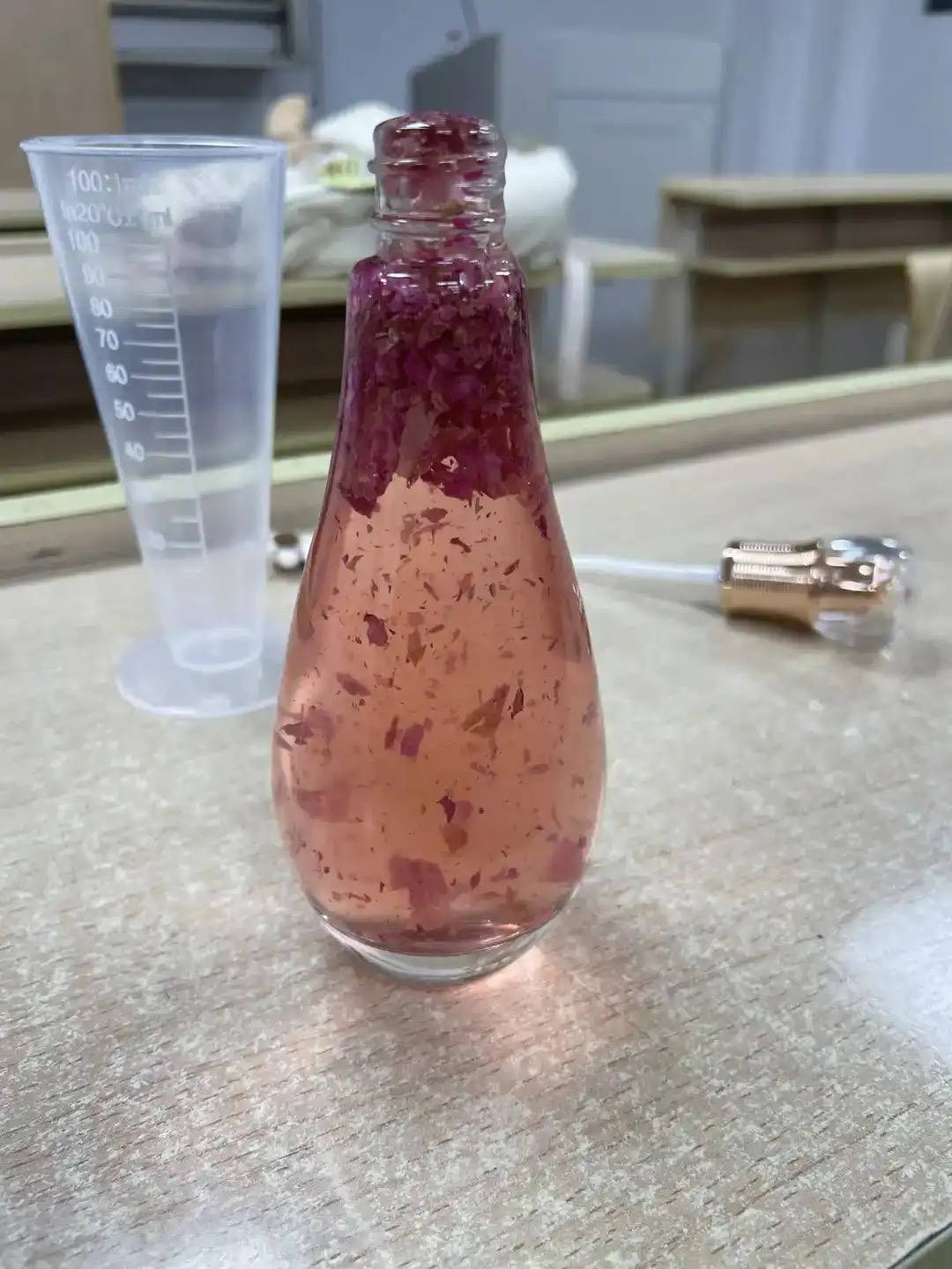口红、面霜、爽肤水……浙江高校学生DIY纯天然化妆品<strong></p>
<p>期货原油实时行情</strong>，这门课一开就是十年
