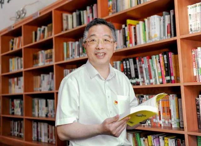 “颐云楼主人”<strong></p>
<p>原油期货保证金</strong>，主动向省纪委投案