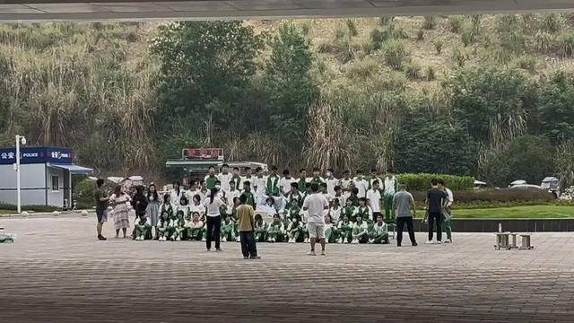 四川初三男生病重<strong></p>
<p>中石化中原油田</strong>，全班同学带板凳赶到医院，拍下特殊的毕业照