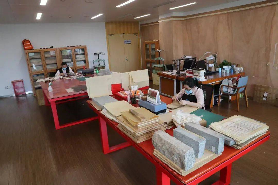 “冷板凳”一坐18年<strong></p>
<p>ine原油</strong>！41岁厦门女子：要一直坐下去
