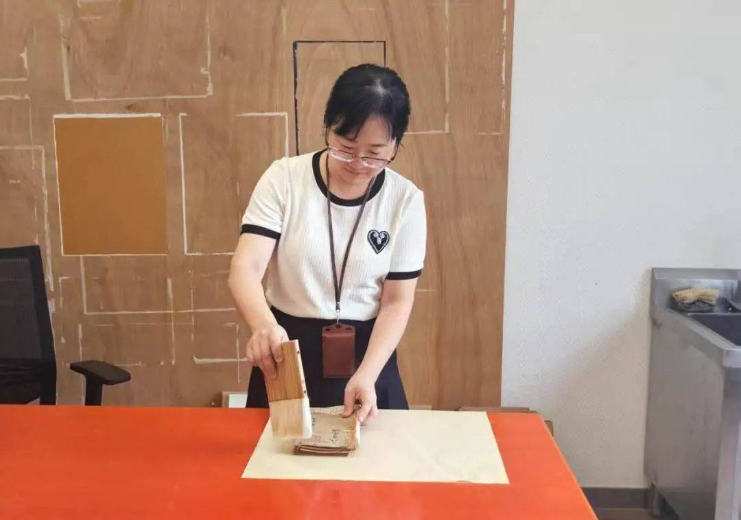 “冷板凳”一坐18年<strong></p>
<p>ine原油</strong>！41岁厦门女子：要一直坐下去