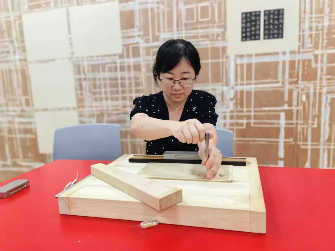 “冷板凳”一坐18年<strong></p>
<p>ine原油</strong>！41岁厦门女子：要一直坐下去