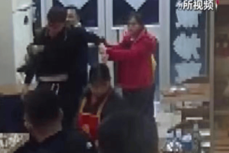 被打后还手是不是互殴<strong></p>
<p>原油片</strong>？“小案”也适用正当防卫