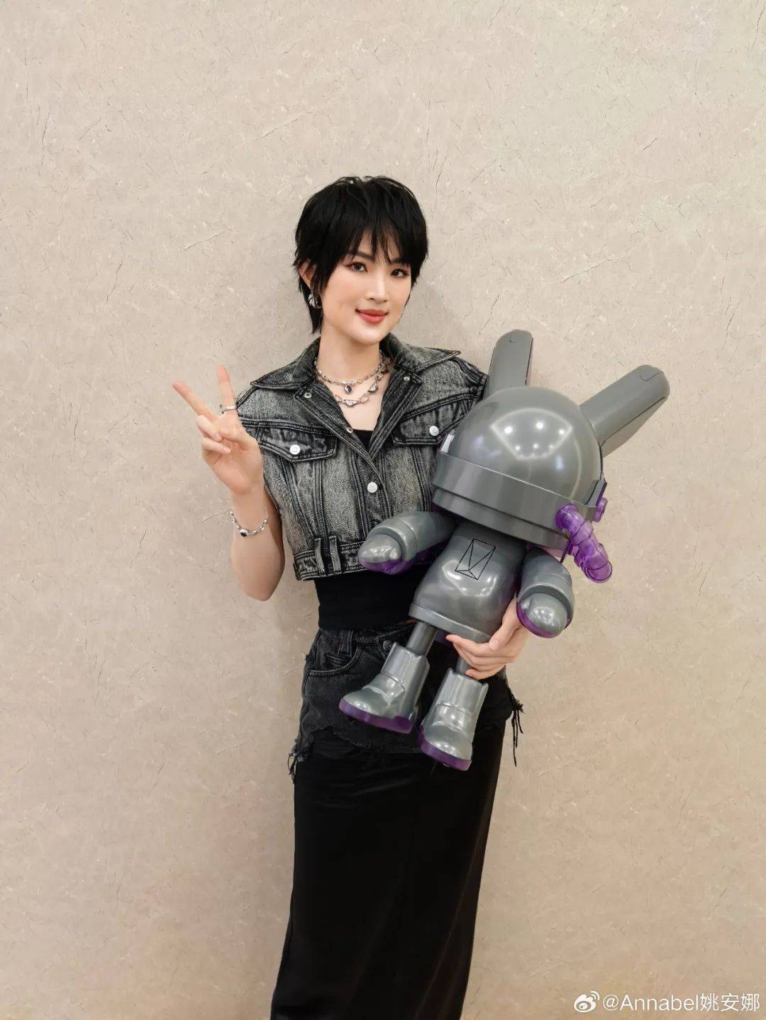 姚安娜被问到哈佛大学拒收国际生<strong></p>
<p>原油凝点</strong>，微笑回应“还好毕业了”，此前曾以满分成绩考入哈佛大学