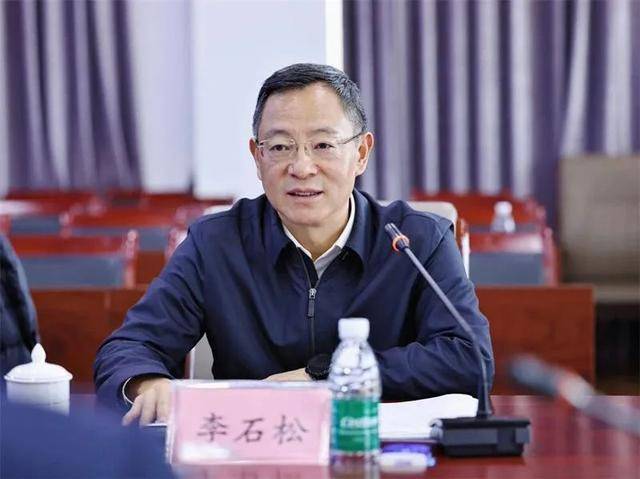 贪图享乐、道德败坏的李石松<strong></p>
<p>原油凝点</strong>，在厅长、市长、市委书记等任上敛财数额特别巨大