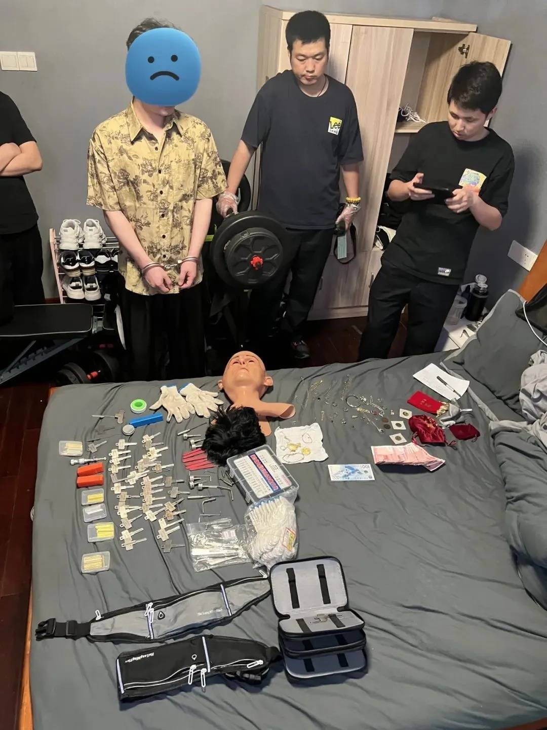 江苏一男子戴仿真“人皮”面具入室盗窃<strong></p>
<p>原油期货怎么样</strong>，流窜多个小区作案，涉案金额达15万余元