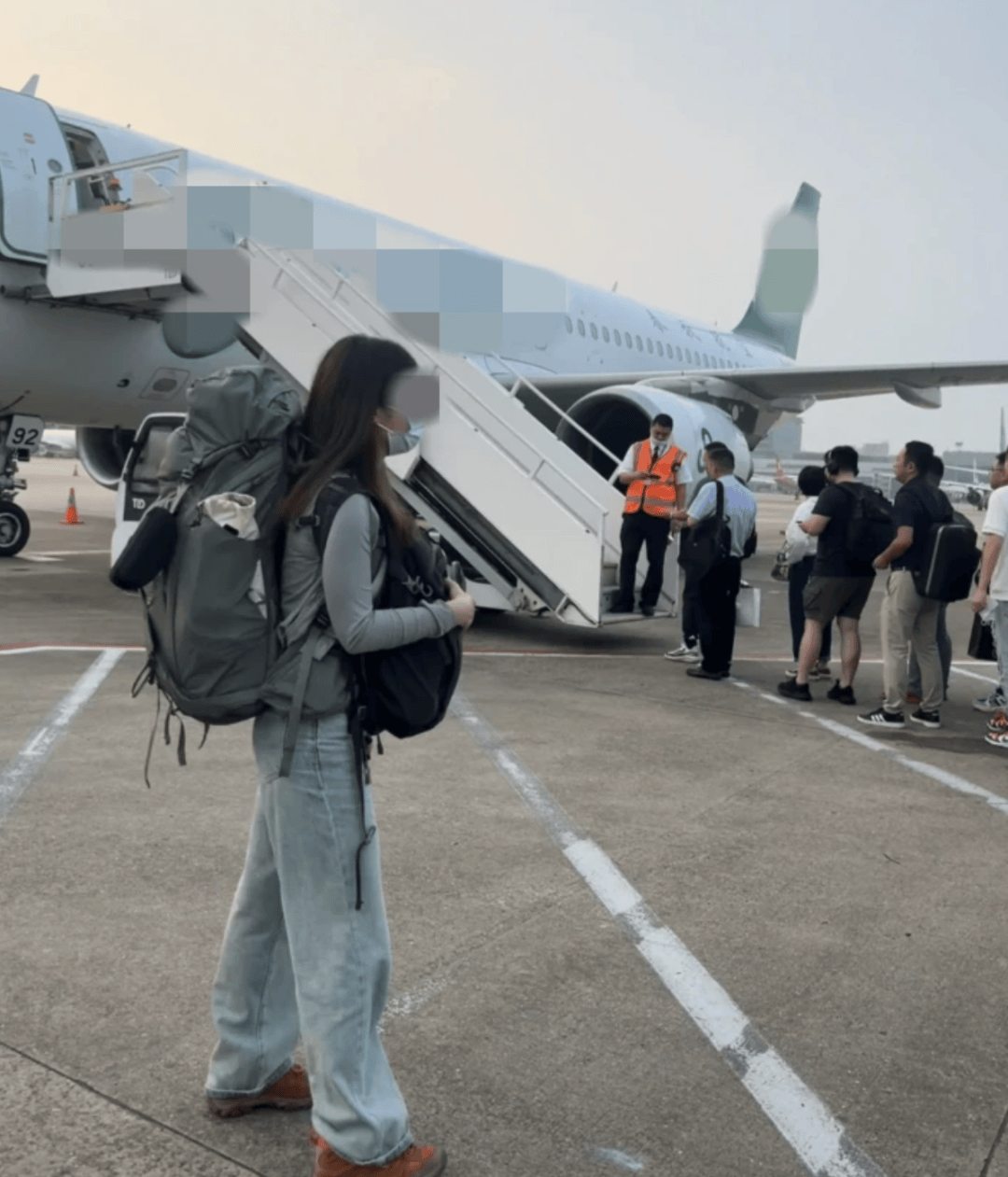 “坐飞机发现旁边放着冷链海鲜”<strong></p>
<p>原油期货怎么样</strong>，航空公司兼职送货给出差人整破防了