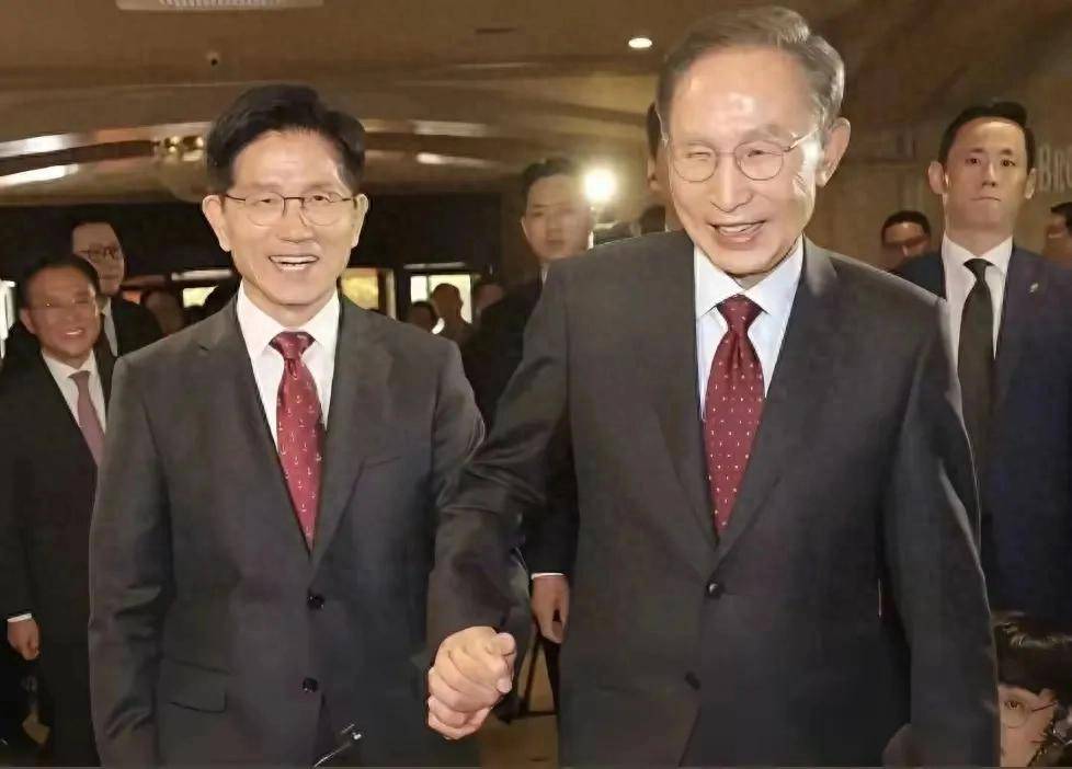 李在明胜利无望？李明博、朴槿惠联手<strong></p>
<p>国际原油下跌</strong>，韩国大选进入白热化阶段！