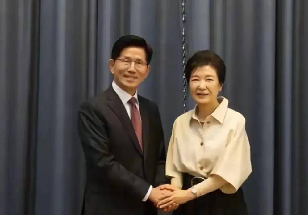 李在明胜利无望？李明博、朴槿惠联手<strong></p>
<p>国际原油下跌</strong>，韩国大选进入白热化阶段！