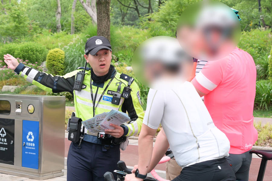 对“暴骑团”出手<strong></p>
<p>国际原油下跌</strong>！浦东交警严查违法骑行：公路不是竞技场