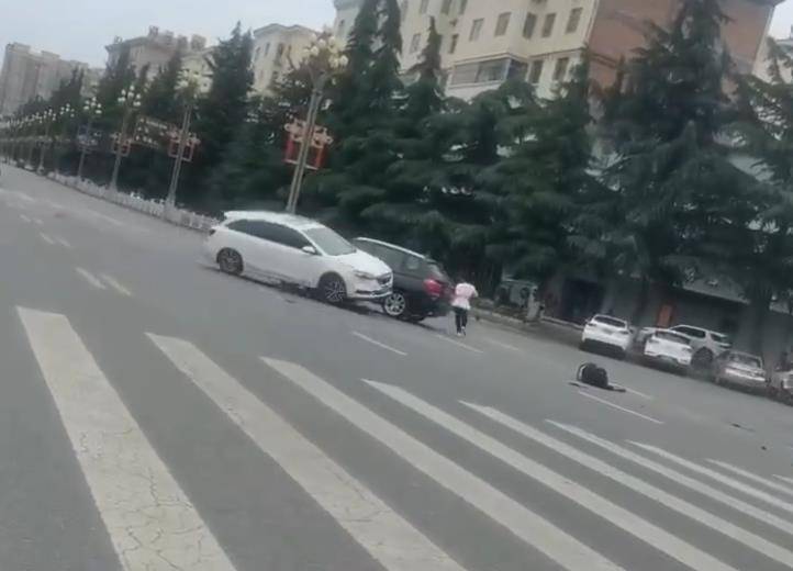 宝鸡一社区女书记当街开车追撵女子撞上电瓶车：两名女子被警方控制<strong></p>
<p>原油直播喊单</strong>，两名伤者在医院治疗