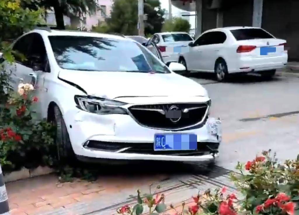 宝鸡一社区女书记当街开车追撵女子撞上电瓶车：两名女子被警方控制<strong></p>
<p>原油直播喊单</strong>，两名伤者在医院治疗