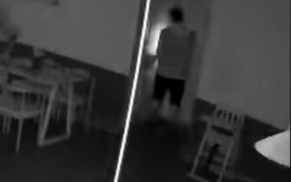 第一次见面就表白！被拒绝后男子凌晨3点狂敲女生房门<strong></p>
<p>原油直播喊单</strong>，随后拿出工具撬锁……