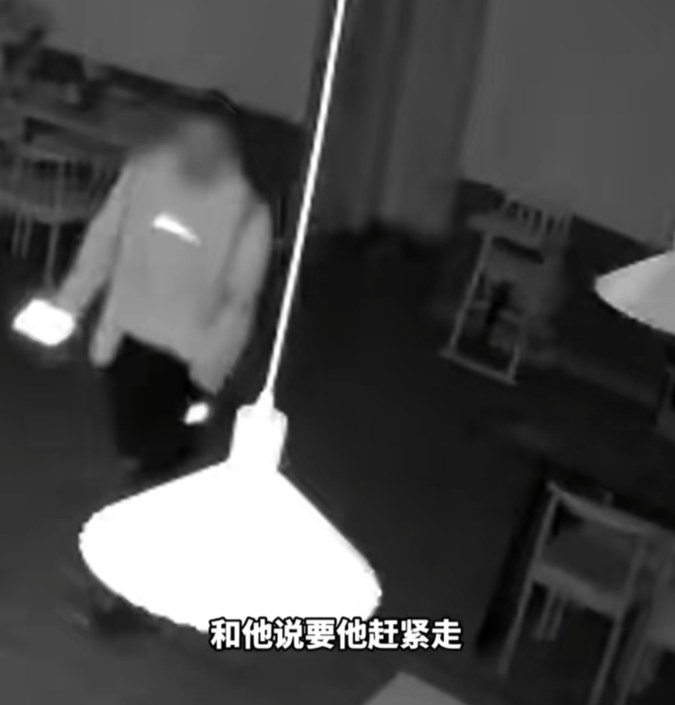 第一次见面就表白！被拒绝后男子凌晨3点狂敲女生房门<strong></p>
<p>原油直播喊单</strong>，随后拿出工具撬锁……