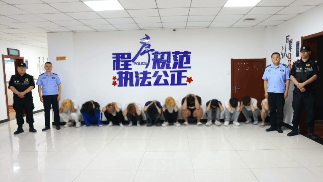 加油站内砸车打人<strong></p>
<p>原油期货配资</strong>，23名嫌疑人被临沂警方抓获