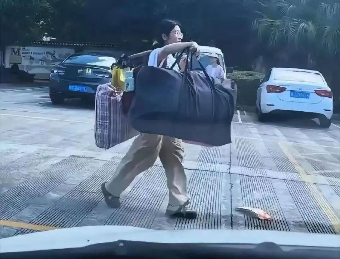 扁担女孩高考成绩出炉<strong></p>
<p>烃原油</strong>，班主任：班级高考成绩好于预期
