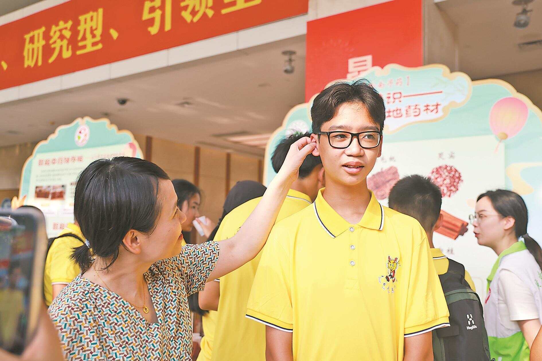 6年后<strong></p>
<p>原油加盟</strong>，14岁印尼男孩一眼认出当年为他治病的中医