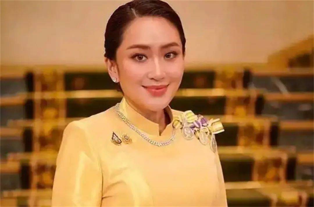 总理府已被围<strong></p>
<p>原油实时走势图</strong>，泰陆军司令出山，洪森预测，美女总理三月内必下台
