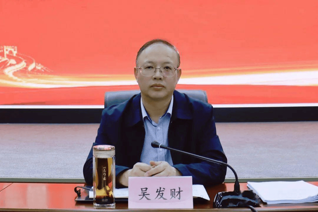 吴发财<strong></p>
<p>原油实时走势图</strong>，主动交代问题