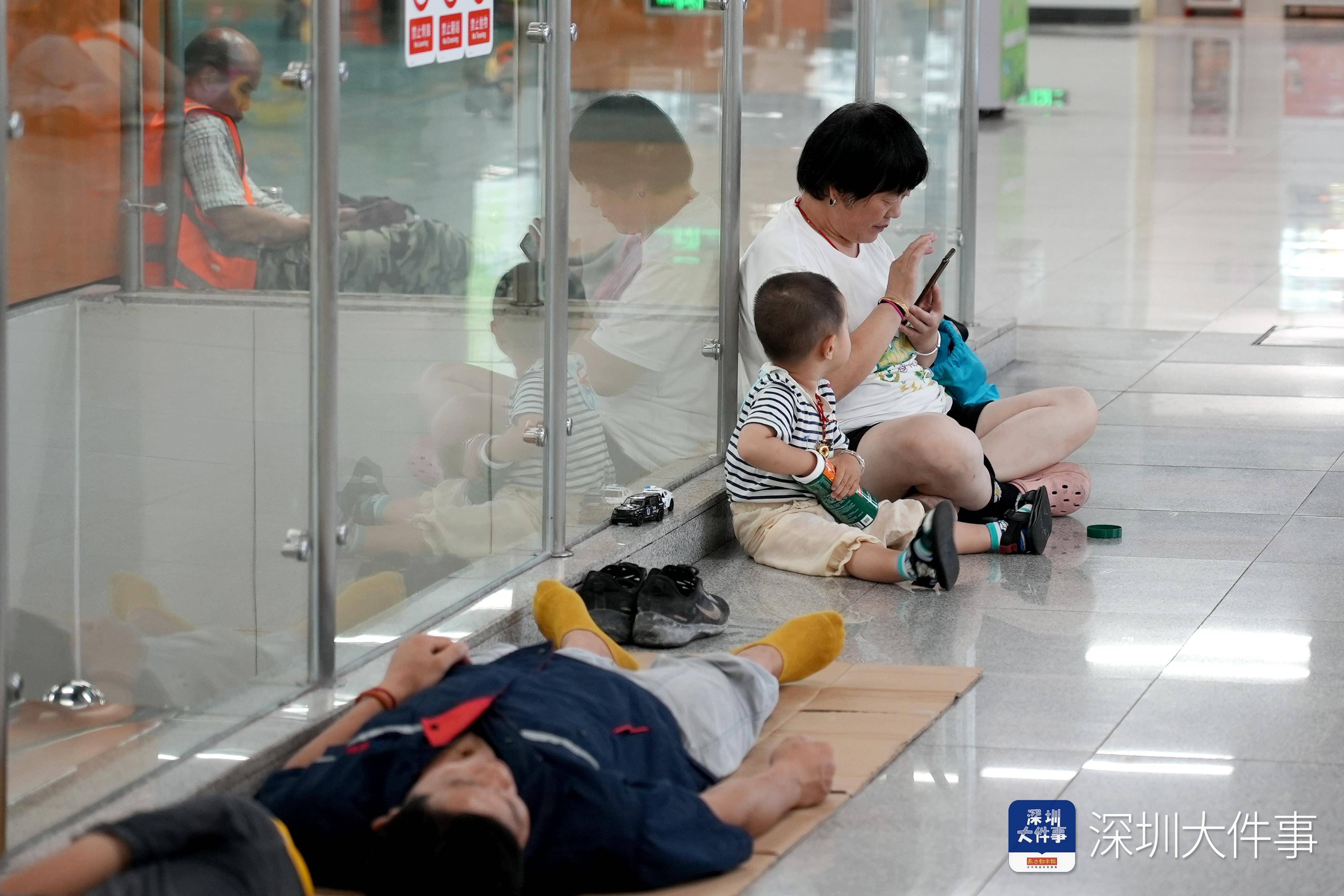 纳凉区有座椅、读书角<strong></p>
<p>进口原油关税</strong>，深圳地铁站成市民“清凉驿站”