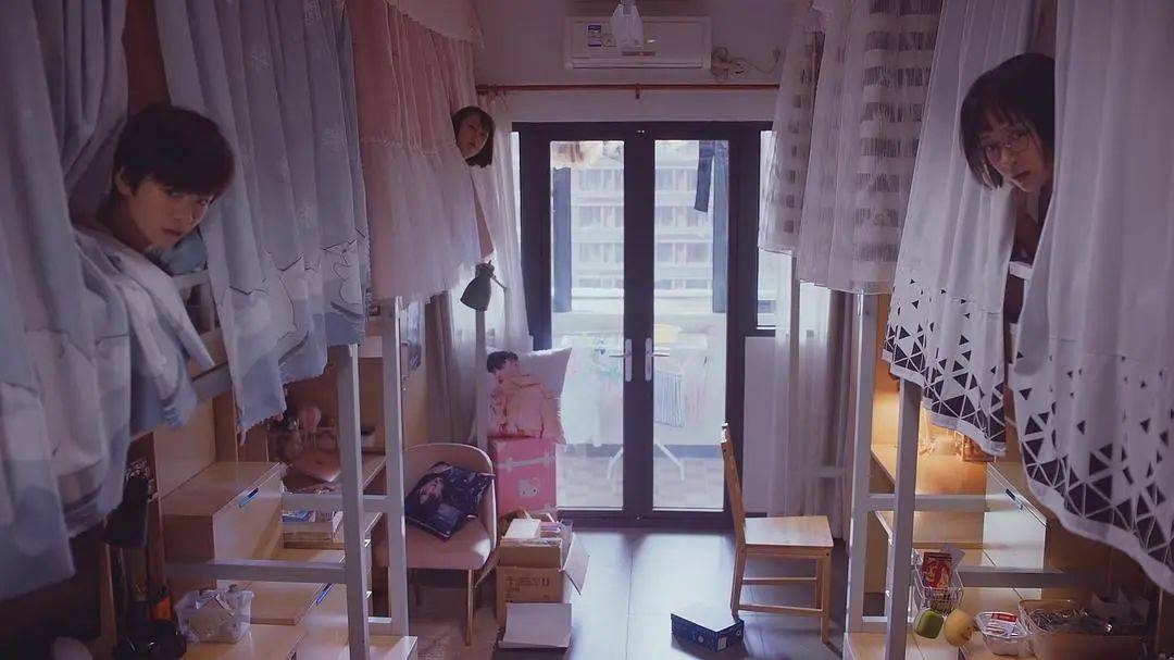“在走廊偶遇都会尴尬”<strong></p>
<p>期货原油交易时间</strong>，00后大学舍友咋成了最熟悉的陌生人