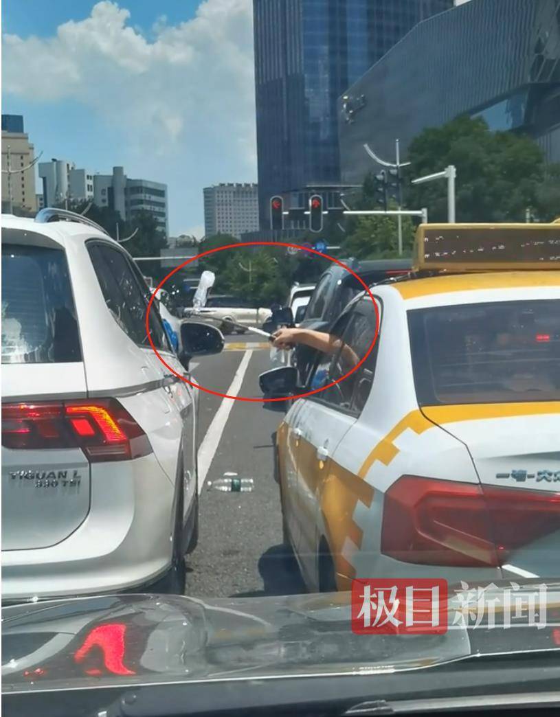 汉口街头发生不和谐一幕：白色汽车有人向出租车泼水<strong></p>
<p>国际期货原油</strong>，的哥挥舞甩棍击破白车玻璃……