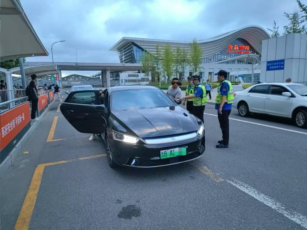 车不动计价器还在“跑”<strong></p>
<p>国际期货原油</strong>，青岛一辆出租车安装“跑得快”被查处