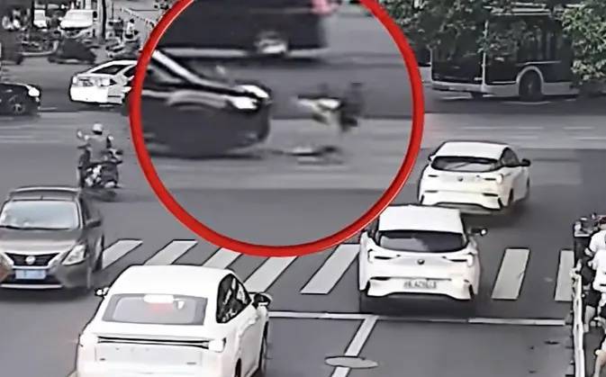 上海一8岁男童单独上路<strong></p>
<p>原油加热器</strong>，闯红灯被车撞飞：“家长让我自己出来锻炼一下”
