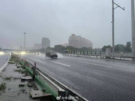 北京七区已现暴雨或大暴雨 早高峰城区及北部地区仍有明显降雨 注意出行安全<strong></p>
<p>嘉实原油基金</strong>！