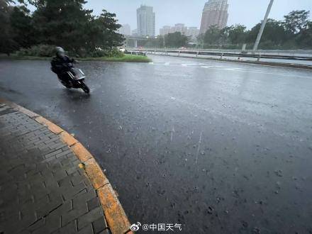 北京七区已现暴雨或大暴雨 早高峰城区及北部地区仍有明显降雨 注意出行安全<strong></p>
<p>嘉实原油基金</strong>！