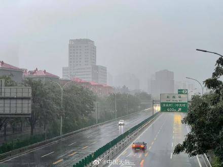 北京七区已现暴雨或大暴雨 早高峰城区及北部地区仍有明显降雨 注意出行安全<strong></p>
<p>嘉实原油基金</strong>！