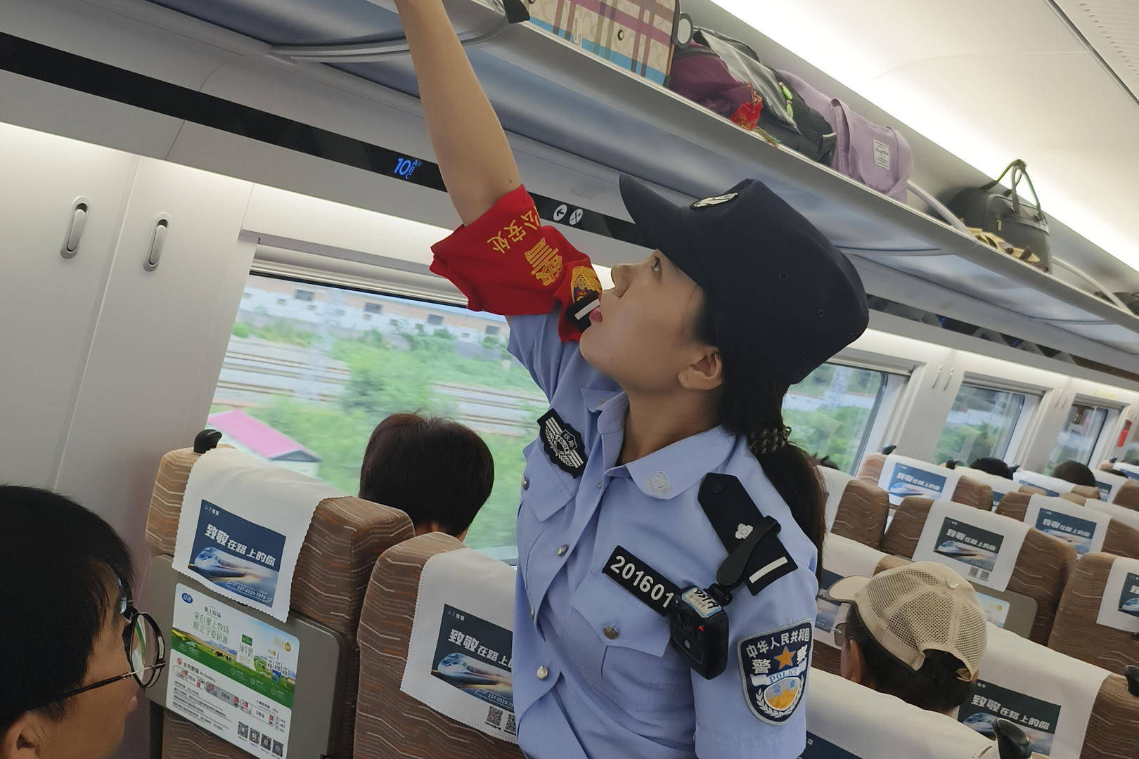 当事女乘客回应“穿吊带乘高铁收到提示卡片”：没冒犯<strong></p>
<p>原油投资平台</strong>，未评判穿着，安全感满满