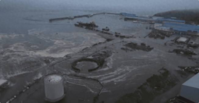 海军基地遇上大地震<strong></p>
<p>原油投资平台</strong>，港内全是新核潜艇，损坏一艘都能让俄军心疼
