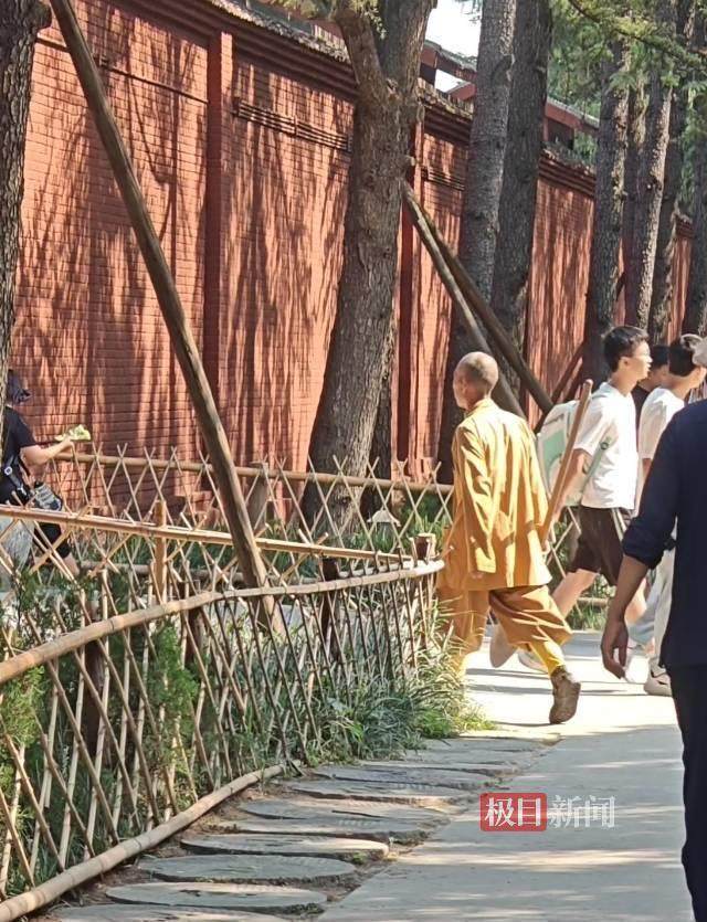 印乐方丈管理下的白马寺：僧人顶着高温种地<strong></p>
<p>西原油</strong>，义工称寺里秉承农禅并重