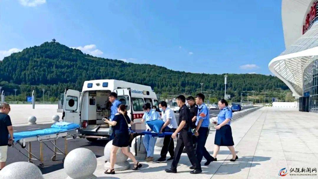 11岁男孩赶火车到成都走亲戚<strong></p>
<p>抓原油</strong>，晕倒在站台！工作人员：被诊断为热射病，已脱险