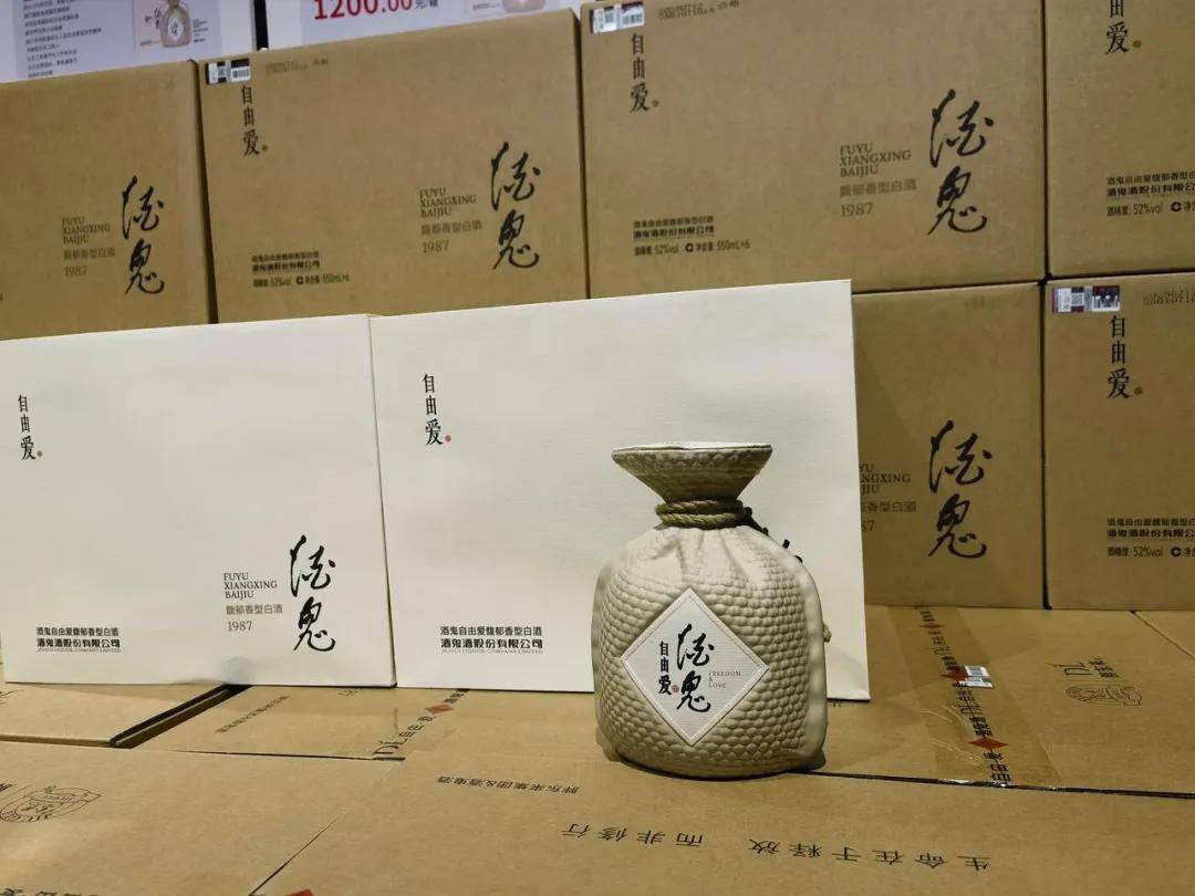 一瓶200元<strong></p>
<p>原油波</strong>，黄牛涌入胖东来抢酒
