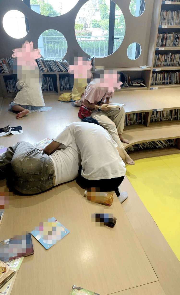 图书馆少儿阅读区情侣躺地搂抱亲热……不少孩子好奇张望<strong></p>
<p>原油波</strong>，馆方回应