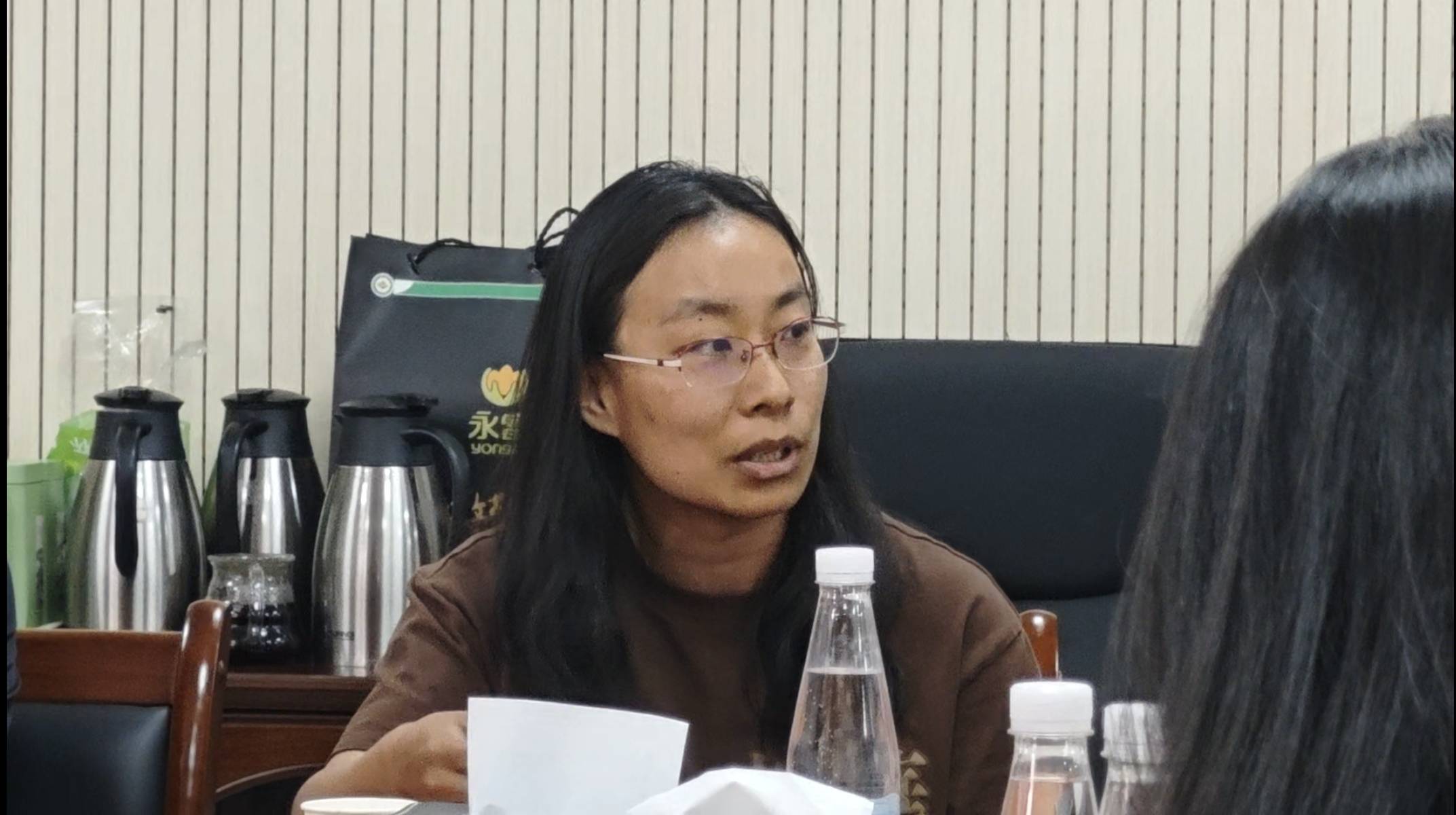 港大女博士放弃985回甘肃<strong></p>
<p>原油波</strong>，研究县城“失败者”