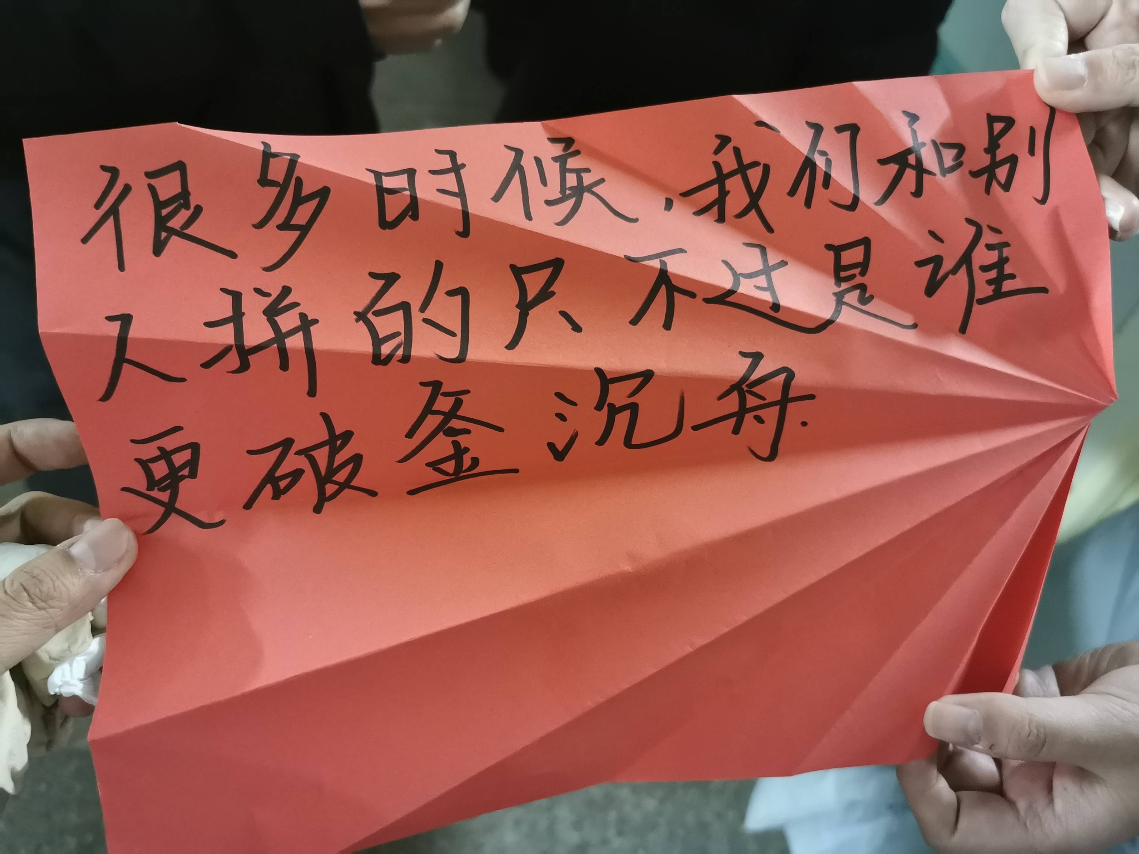 港大女博士放弃985回甘肃<strong></p>
<p>原油波</strong>，研究县城“失败者”