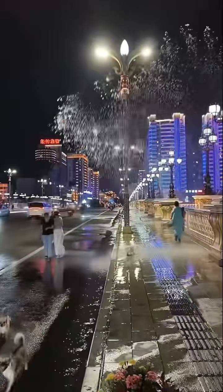 “路过的都没放过！”吉林延吉一喷泉转向喷向人行道<strong></p>
<p>原油波</strong>，当地：已恢复，是程序设定问题