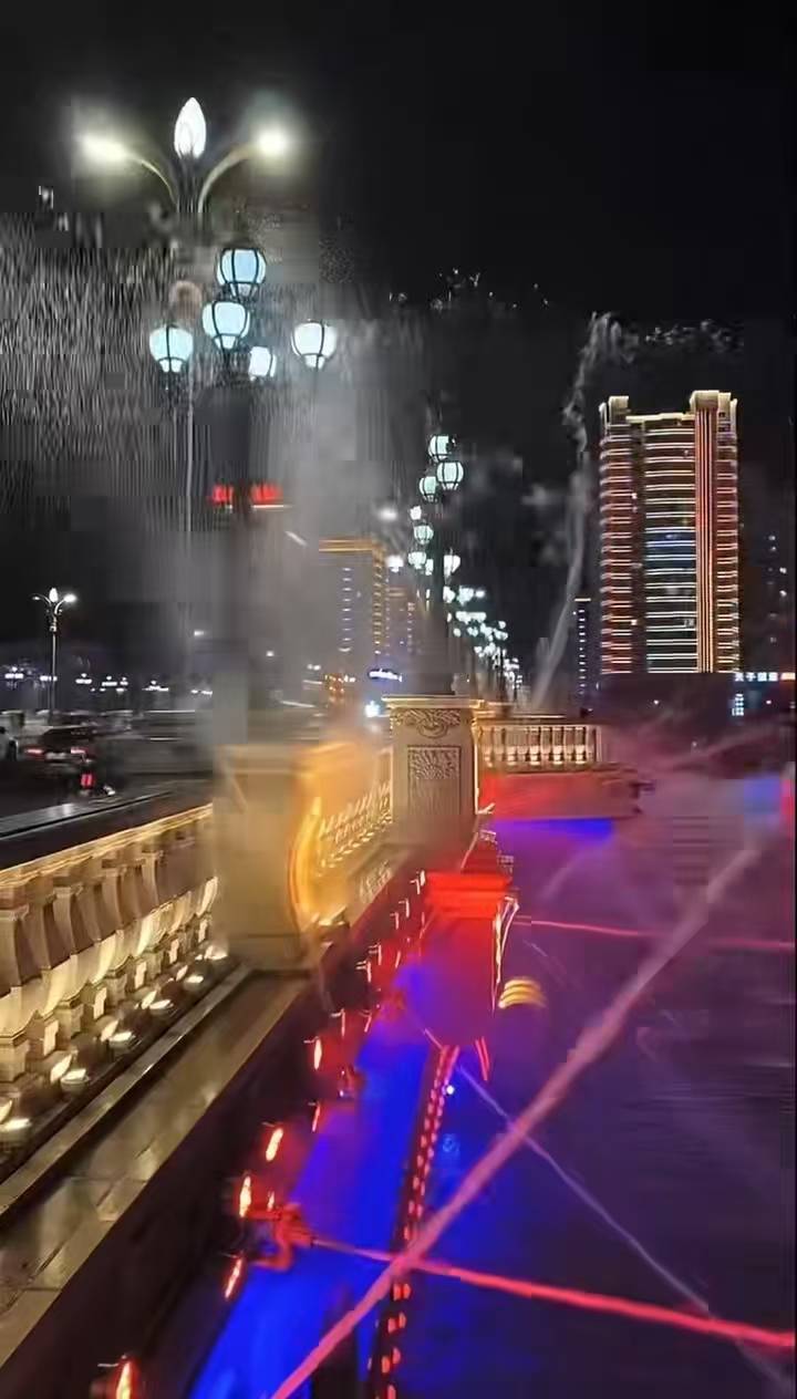 “路过的都没放过！”吉林延吉一喷泉转向喷向人行道<strong></p>
<p>原油波</strong>，当地：已恢复，是程序设定问题