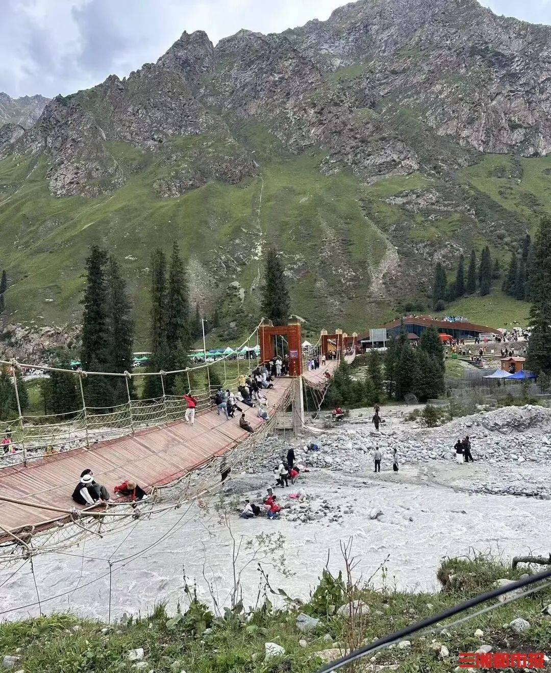 新疆一景区“网红桥”突然断裂<strong></p>
<p>原油波</strong>，29人滑落，当地通报：5人遇难24人受伤，景区已关闭