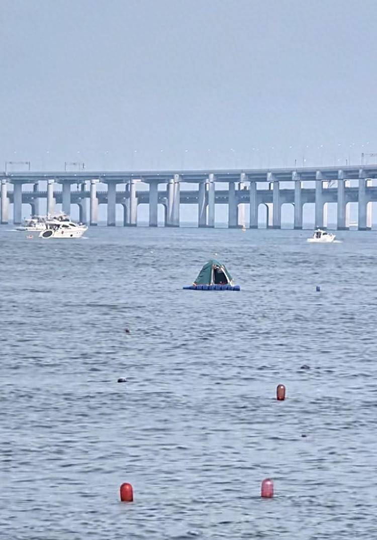 游客在海面搭建移动帐篷露营<strong></p>
<p>原油股票代码</strong>，大连海警：不违规，但需注意安全