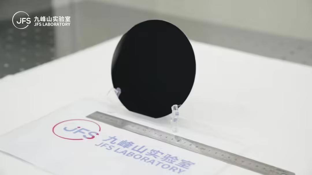 推动国产光芯片成本大降<strong></p>
<p>原油期货行情实时行情</strong>，我国成功开发6英寸InP激光器与探测器外延工艺！
